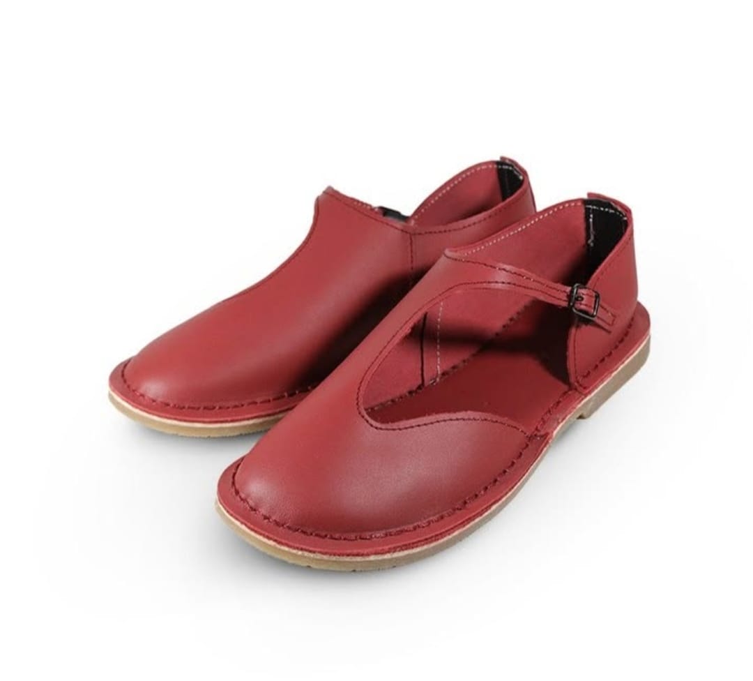 Ladies red leather Boabab vellies with buckle strap